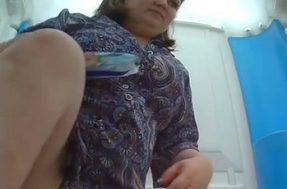 Жирная баба писает в туалете