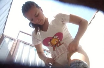 Девушка вытирает писю и переодевает трусики на пляже