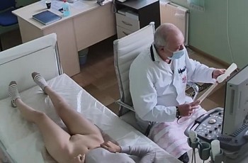 Гинеколог проверяет девушку на узи