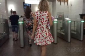 Мужчина подсматривает у дамы под платьем