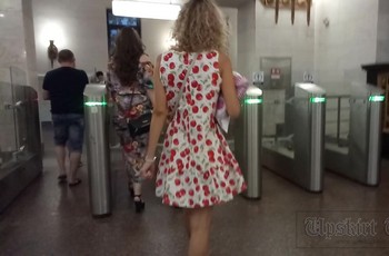 Мужчина подсматривает у дамы под платьем