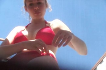 Подглядывание на пляже за голой девушкой в раздевалке