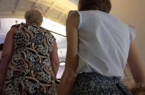 Подглядывание скрытой камерой у девушки под юбкой