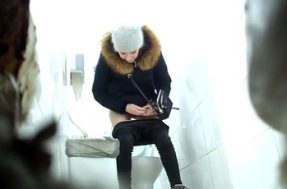 Подглядывание в женском туалете за молоденькой женщиной