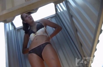 Подсмотренное на пляже во время переодевания девушки