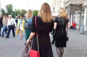 Подсмотрено под платьем у девушки без трусиков