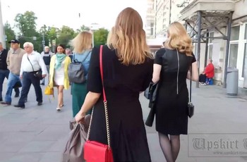 Подсмотрено под платьем у девушки без трусиков