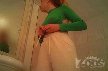 Сексуальная девушка писает перед скрытой камерой