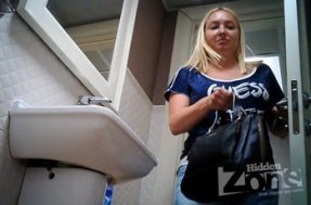 Подглядывание в туалете за писающей раком женщиной Подглядывание в туалете за писающей раком женщиной