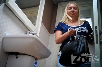 Подглядывание в туалете за писающей раком женщиной