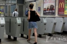 Подглядывание женщине под юбку