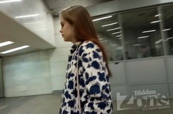 Видео под юбкой у девушки между ног