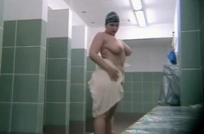 Подглядывание в женской душевой Подглядывание в женской душевой
