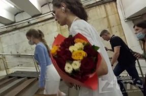 Подглядывание у молоденькой женщины под платьем