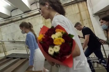Подглядывание у молоденькой женщины под платьем