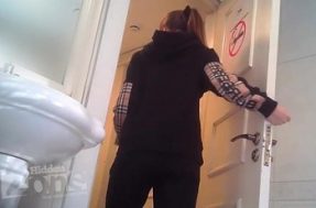 Подсмотренное скрытой камерой за девушкой в туалете