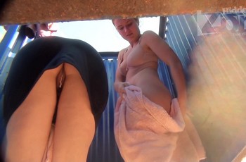 Видео голых девушек в пляжной кабинке