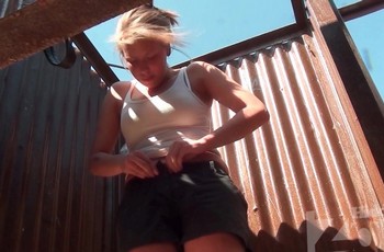 Девушка не заметила видеосъёмку в пляжной раздевалке