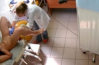 Девушка разделась для осмотра у гинеколога