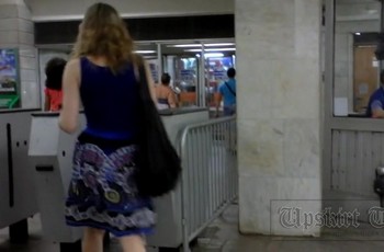 Мужик подсмотрел у девушки под юбкой и очень возбудился