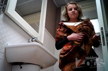 Подглядывание за молоденькой барышней в женском туалете