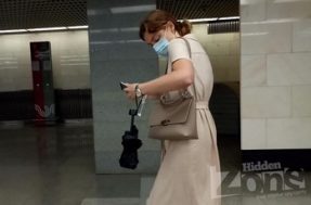 Подглядывание под длинное платье стройной женщины