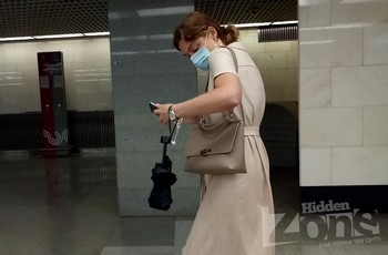 Подглядывание под длинное платье стройной женщины