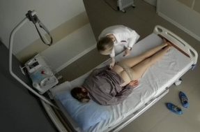 Стройной женщине делают укол в ягодицу