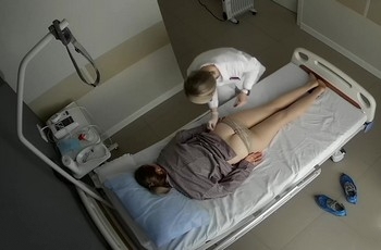 Стройной женщине делают укол в ягодицу