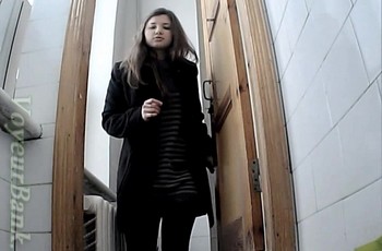 Студентку колледжа подкараулили писающей в туалете