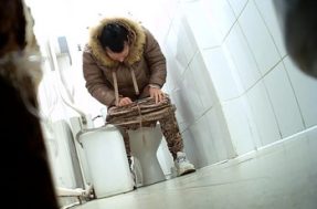 За посетительницей туалета подглядела скрытая камера