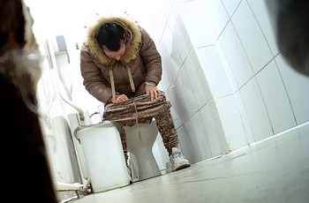 За посетительницей туалета подглядела скрытая камера