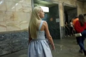 Девушке под платье засунули камеру и смотрели трусики
