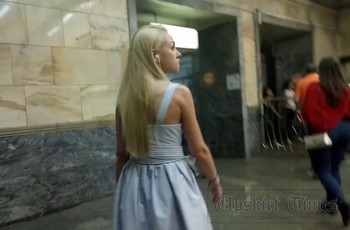 Девушке под платье засунули камеру и смотрели трусики