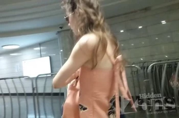 Парень ловко заглядывает девушке под платье