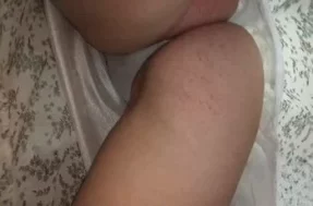 Подглядывание под юбку осталось для девушки незамеченным Подглядывание под юбку девушки осталось незамеченным