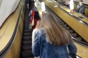 Подглядывание под юбочку незнакомой девушки