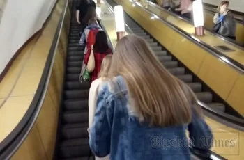 Подглядывание под юбочку незнакомой девушки