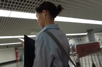 Подглядывание трусов под платьем красивой девушки