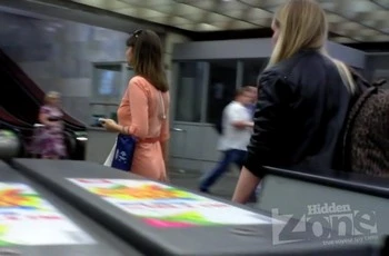 У женщины под платьем снизу парень рассматривает трусы