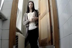 В туалете для студенток включили скрытую камеру