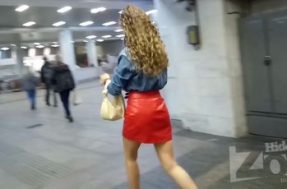 Заглядываем стройной девушке под юбку