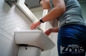 Девушка в туалете была заснята на потайную камеру