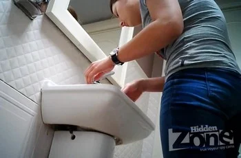 Девушка в туалете была заснята на потайную камеру
