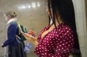 Подглядывание под платьем грудастой брюнетки