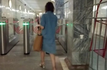 Дядька взял камеру и заснял у женщины под платьем
