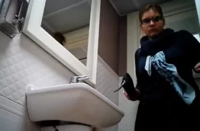 Подгляд в женском туалете за писающей бабой в очках