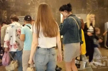 Подглядывание под юбку девушке в белых трусах