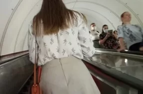 Смотрим у худенькой девушки под юбкой