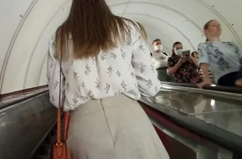 Смотрим у худенькой девушки под юбкой